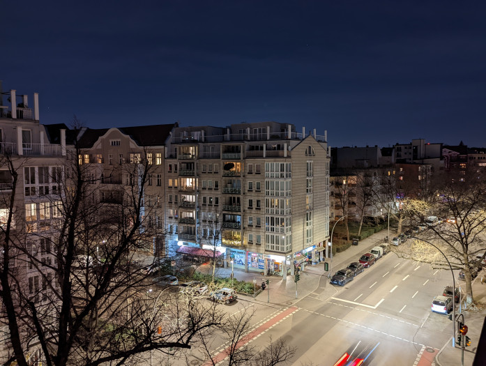 Das mit dem Pixel 6 Pro gemacht Bild ist zwar etwas heller, dafür sind Bereiche wie die Werbeschilder nicht gut zu erkennen. (Bild: Tobias Költzsch/Golem.de)